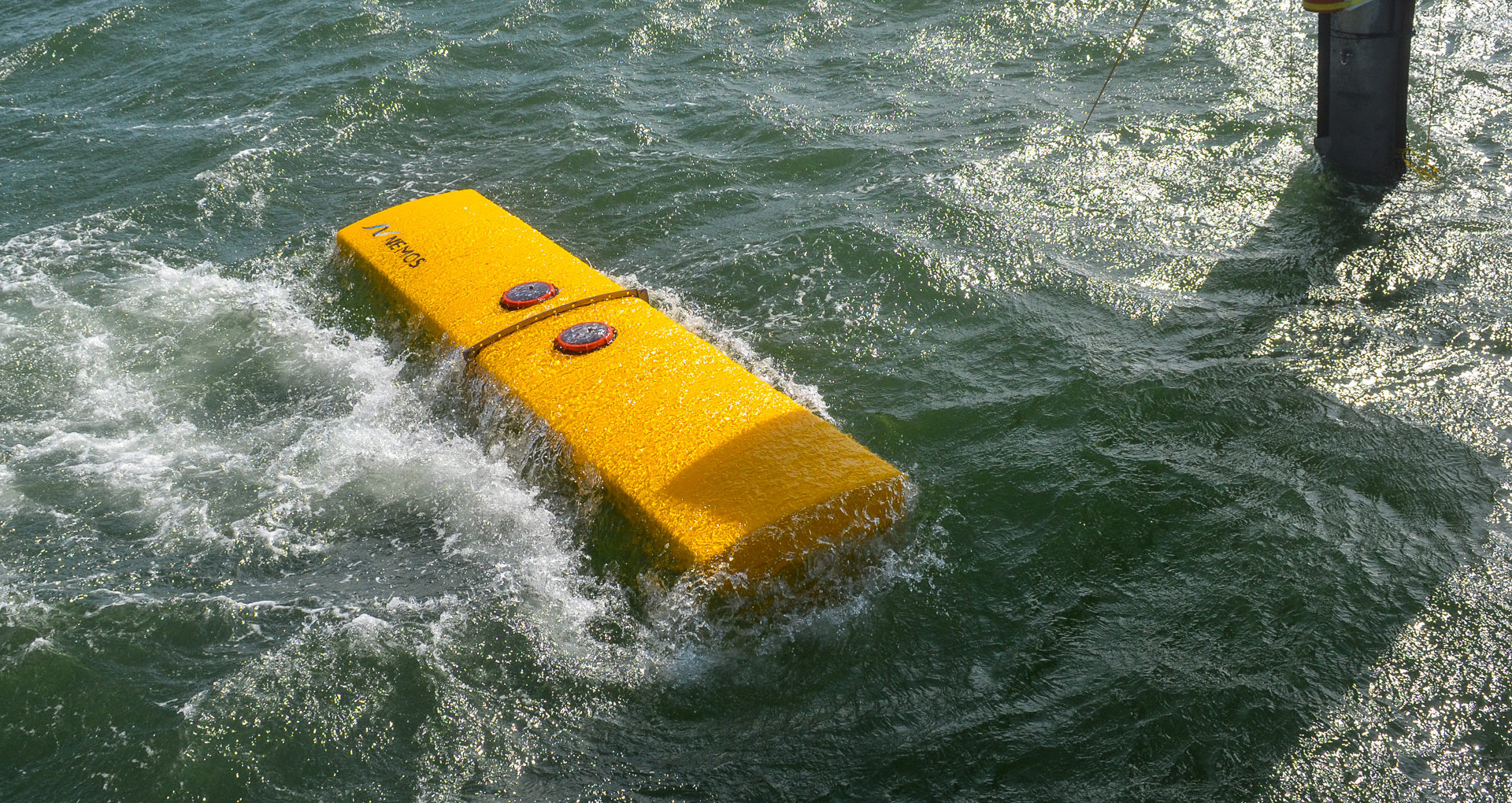 Detailansicht vom NEMOS Schwimmkörper beim Test auf offener See.