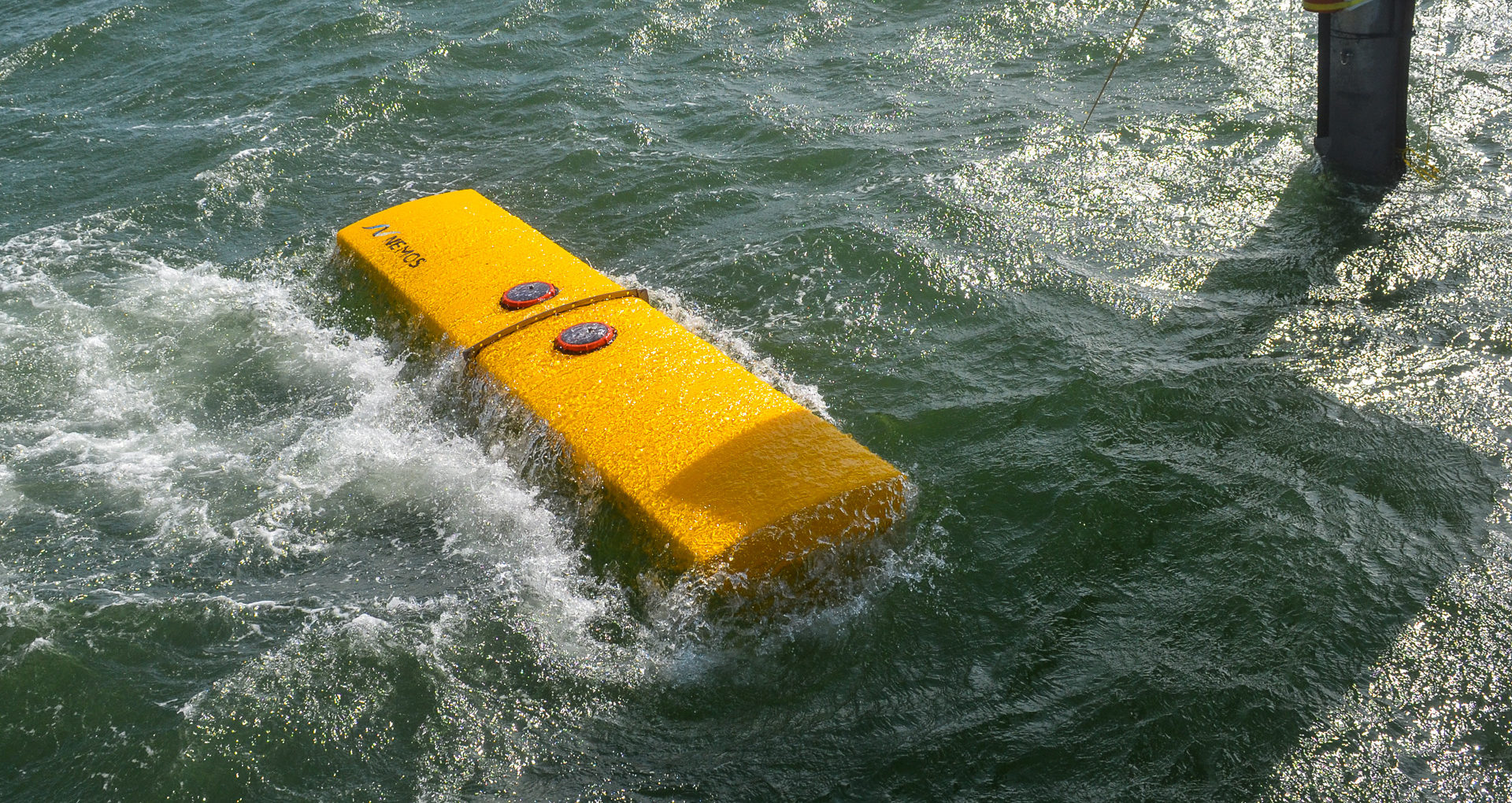 NEMOS Schwimmkörper im Test Detailansicht vom NEMOS Schwimmkörper beim Test auf offener See.