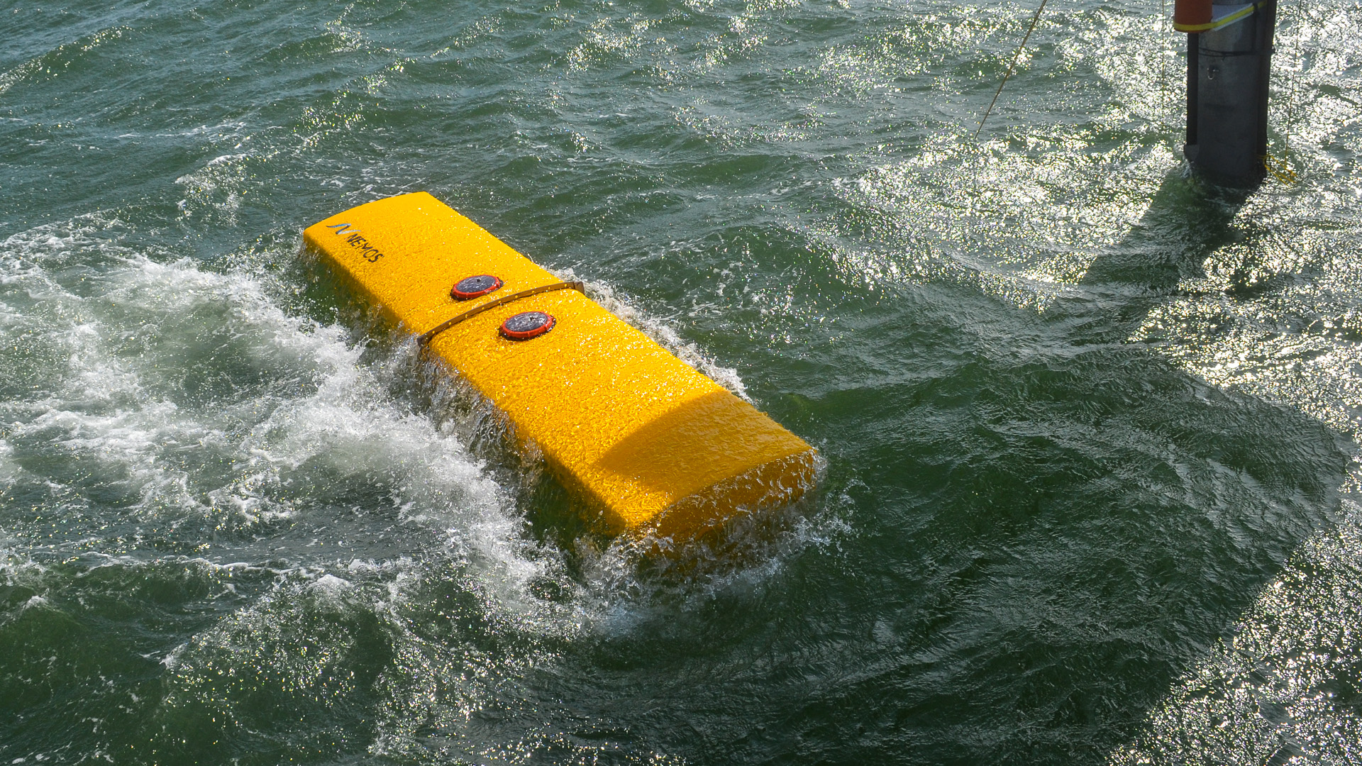 NEMOS Schwimmkörper im Test Detailansicht vom NEMOS Schwimmkörper beim Test auf offener See.