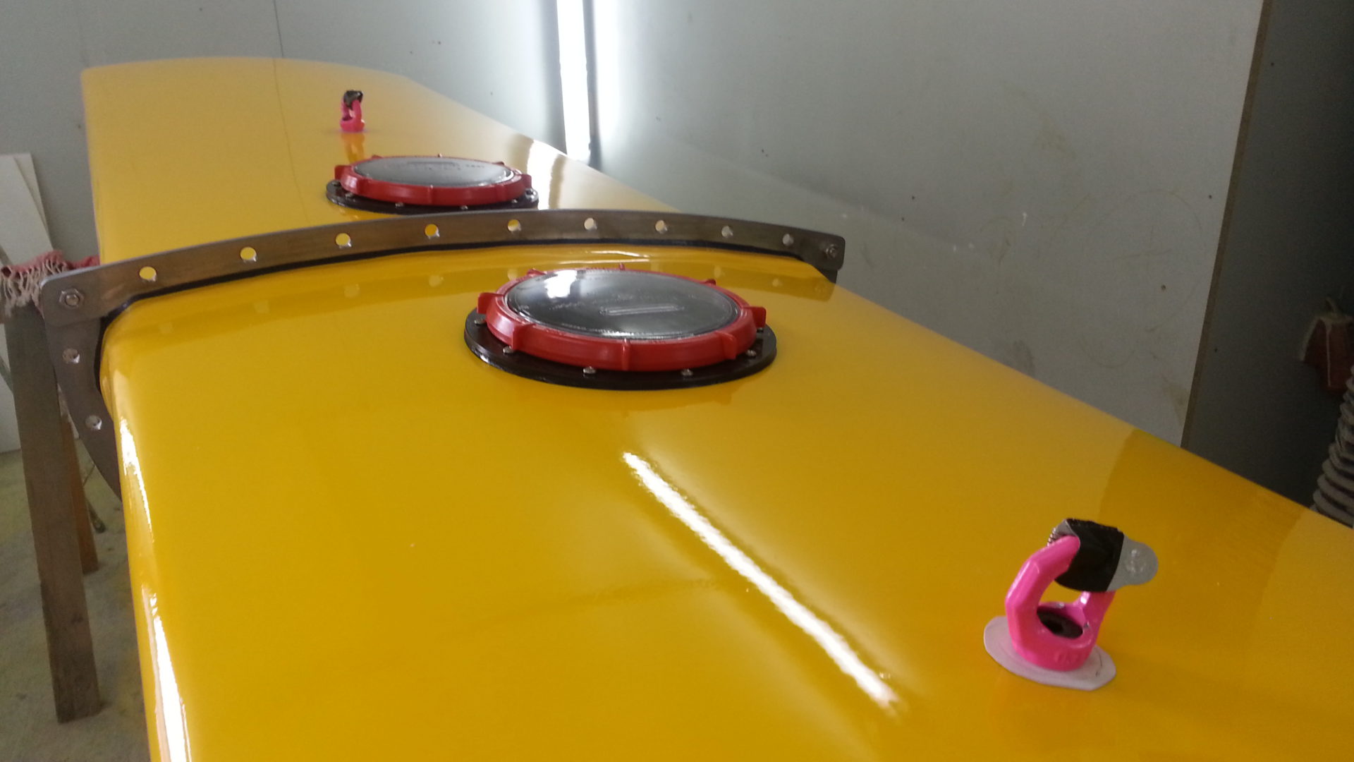 NEMOS Schwimmkörper im Test Detailansicht vom NEMOS Schwimmkörper für eine Wellenenergiegewinnungsanlage kurz nach der Fertigstellung in der Werkstatt.
