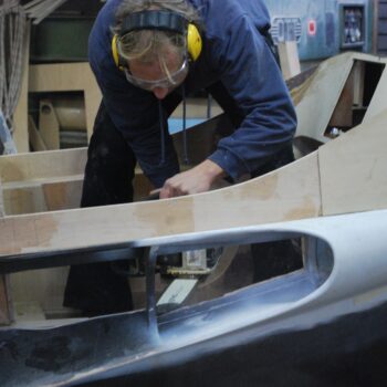 Uwe Feller beim Sägen bei der Produktion eines FELLERyachting-Bootes.