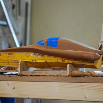Holz-Miniaturmodell eines FELLERyachting Bootes, Seitenansicht.