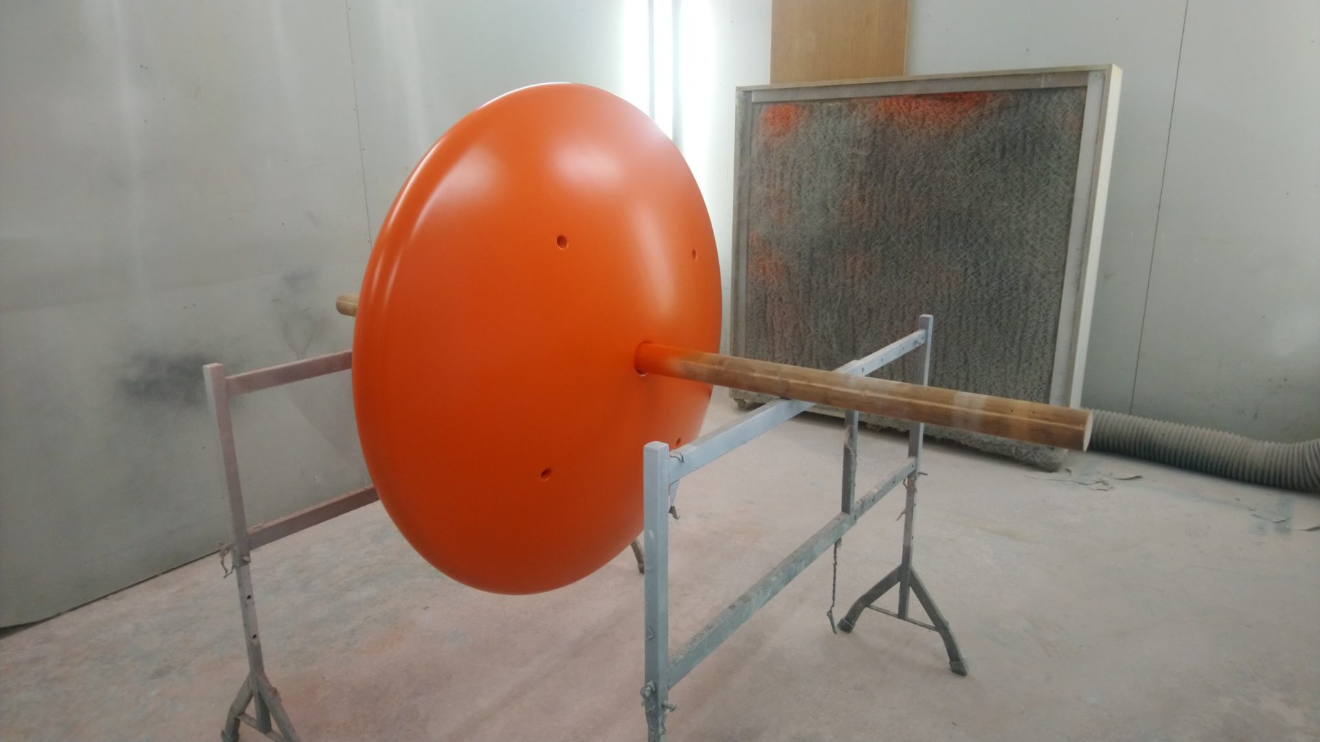 Auftriebsboje Tiefsee orange-rot lackiert Flache, runde Auftriebsboje-Körper für die Tiefsee, noch im Bau befindlich, orange-rot lackiert.