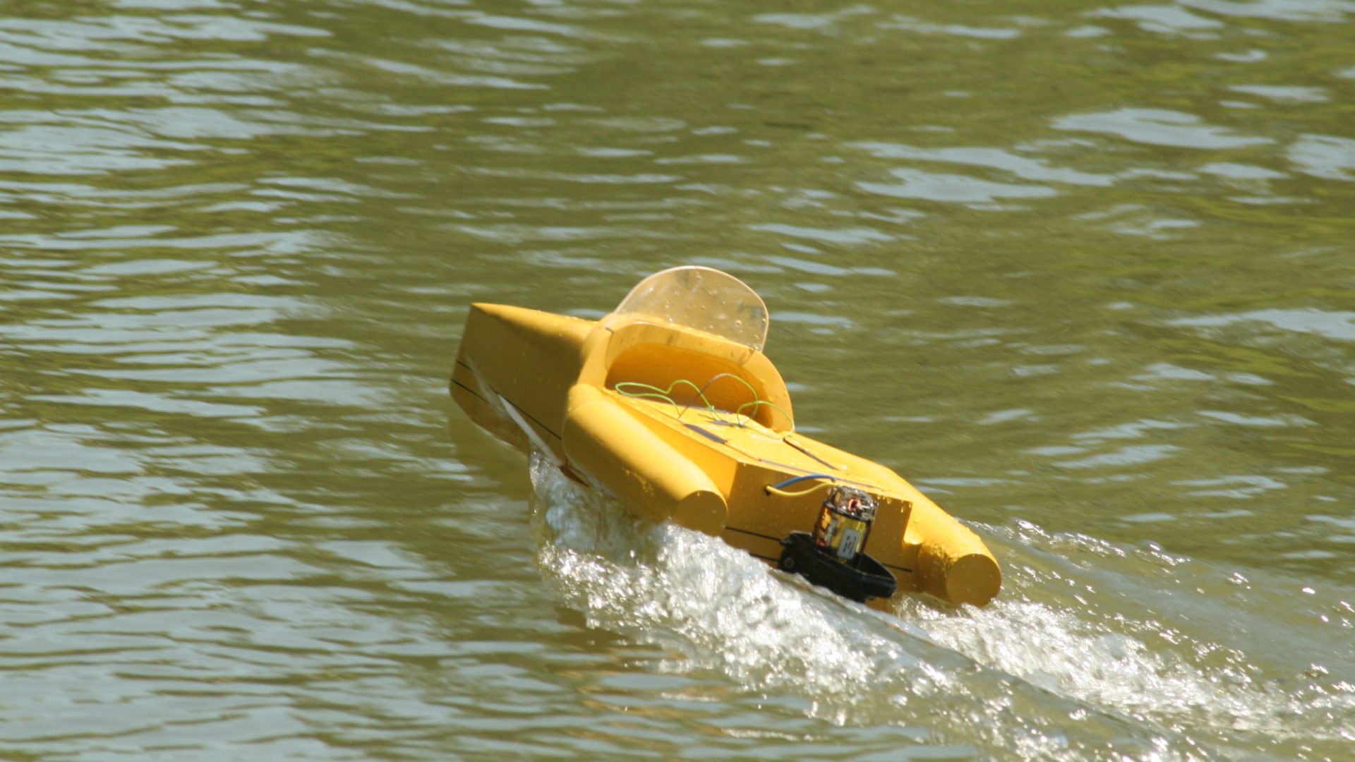 FELLERyachting Modellversuch Testrun des Antriebs eines Bootmodells auf offenem Wasser.