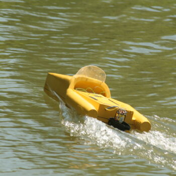 Testrun des Antriebs eines Bootmodells auf offenem Wasser.