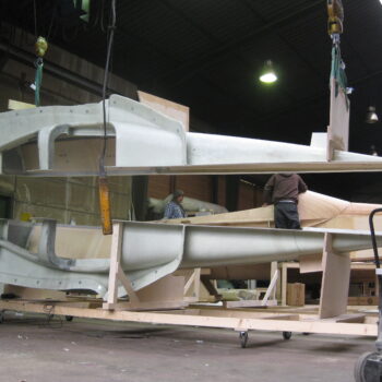 Produktion eines Bootes von FELLERyachting in einer Werkhalle.